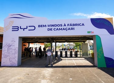 Entrada da fábrica da BYD em Camaçari, na Bahia, durante evento de inauguração.