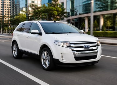 Ford Edge Limited branco em movimento em avenida urbana durante o dia