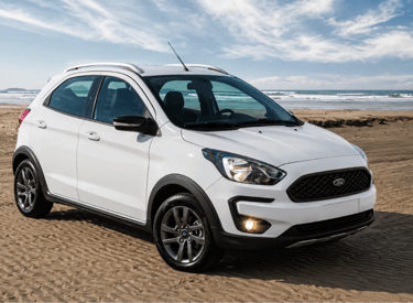 Ford Ka FreeStyle branco com vista frontal 3/4 em cenário de praia sem placa dianteira