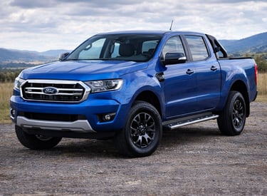 Ford Ranger 2018 azul cabine dupla 4x4 em estrada com visual moderno