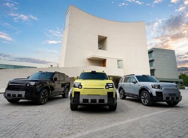 Linha Freelander 8 com três versões exibidas em frente a arquitetura moderna