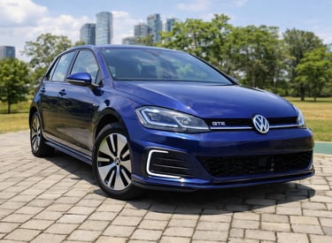 Volkswagen Golf GTE 2020 azul híbrido plug-in estacionado com fundo urbano moderno e sem placa