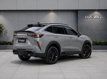 novo haval h6gt híbrido plug-in com autonomia de 1100 km visto de traseira em showroom
