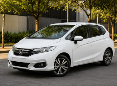 Honda Fit 2018 branco estacionado em rua arborizada com cenário urbano ao fundo