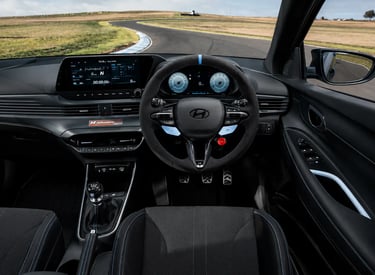 Interior do Hyundai i20 N Shadow Edition com painel digital e vista para a pista