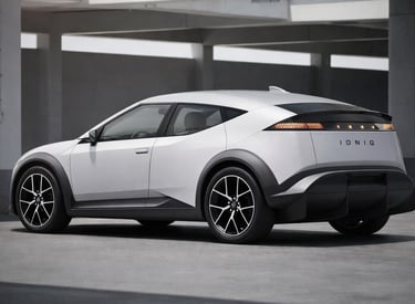 Hyundai IONIQ 3 2027 versão de produção em ambiente urbano com design elétrico compacto moderno