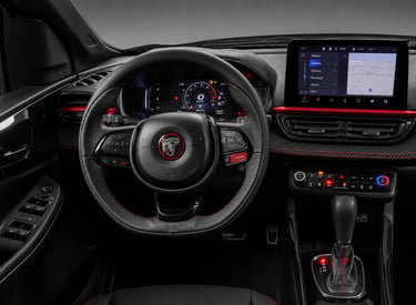 Interior do Fiat Fastback Abarth com painel digital, multimídia e volante esportivo