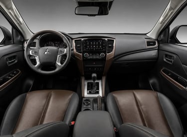 Interior da Mitsubishi L200 Triton Sport 2025 com painel e bancos de couro
