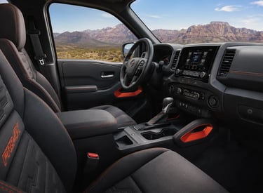 Interior da Nissan Frontier PRO-4X com painel multimídia e acabamento premium