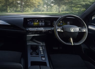 Interior do Novo Astra 2026 com painel digital e duas telas multimídia