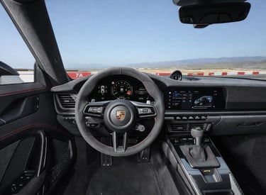 interior do Porsche 911 GT3 2026 com painel digital, volante esportivo e acabamento premium em pista