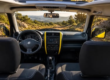 Interior do Suzuki Jimny 4Sport com painel e vista para trilha off-road ao fundo