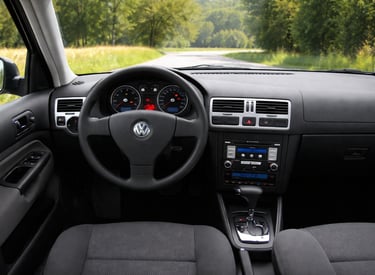 Interior Volkswagen Bora com painel e volante, visão do motorista em estrada