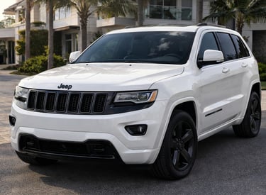 Jeep Grand Cherokee 2015 branco em ambiente residencial mostrando design de SUV de luxo usado