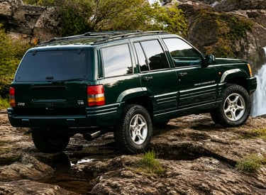eep Grand Cherokee 5.9 Limited verde em terreno rochoso próximo a cachoeira