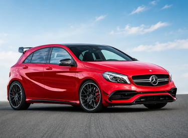 Mercedes-AMG A45 vermelha esportiva em pista com visual agressivo e rodas pretas