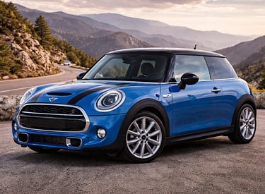 Mini Cooper azul em estrada de montanha destacando design esportivo e estilo moderno