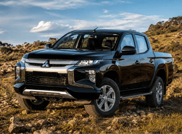 Mitsubishi L200 Triton Sport 2025 preta em terreno off road rochoso