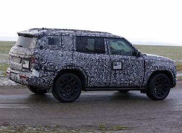 Mitsubishi Pajero 2026 camuflado em teste lateral na estrada