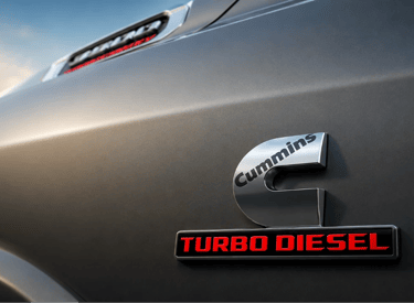 Emblema Cummins Turbo Diesel em caminhonete Ram destacando motor diesel robusto e confiável.