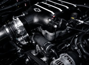 Motor V8 da Chevrolet com logo da marca em teaser da futura Silverado esportiva