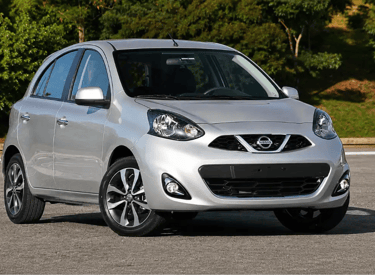 Nissan March 2020 prata visto de frente em 3/4 sem placa dianteira