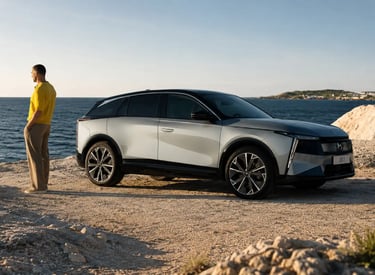 Novo DS 7 elétrico estacionado à beira-mar com visual premium e cenário costeiro