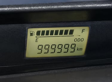 Painel do Toyota Etios travado em 999.999 km no hodômetro digital.