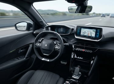 Interior do Peugeot 2008 GT Hybrid, SUV híbrido da Peugeot que aparece com desconto forte