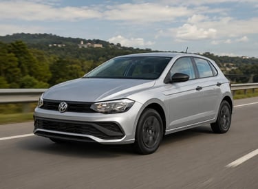 Volkswagen Polo Track prata em movimento por uma rodovia