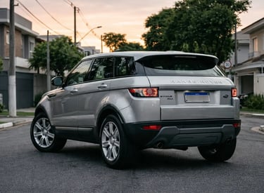 Range Rover Evoque 2012 prata vista traseira em rua residencial ao entardecer