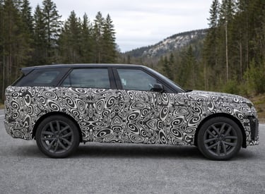 Range Rover Sport 2027 flagrado em testes com camuflagem visto de perfil