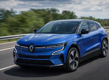 Renault Megane E-Tech elétrico em movimento na estrada