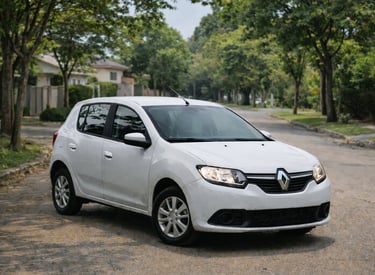 Renault Sandero em bairro tranquilo, conhecido pela durabilidade e manutenção acessível
