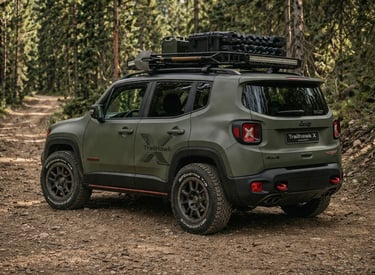 traseira do Jeep Renegade Trailhawk X conceito off-road em trilha com visual robusto