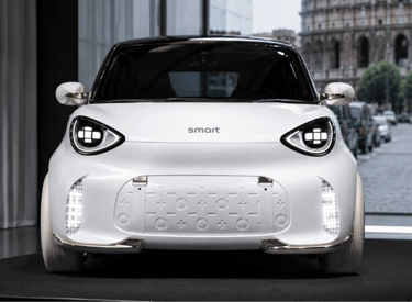 Smart #2 Concept visto de frente com design futurista e iluminação LED em showroom moderno.