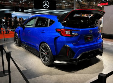 Traseira do Subaru Performance-B STI Concept azul exibido em salão automotivo
