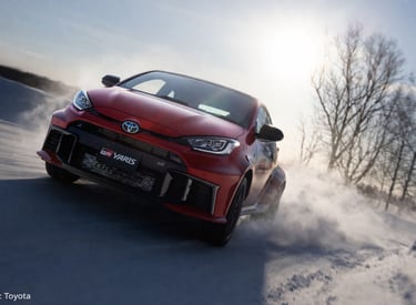 Toyota GR Yaris 2026 hatch esportivo acelerando na neve com tração integral