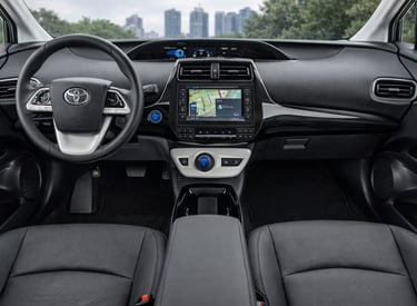 interior Toyota Prius híbrido 2018 com painel digital e tecnologia eficiente para economia de combus