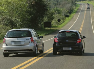 ultrapassagem em faixa contínua com carros brasileiros em rodovia de risco