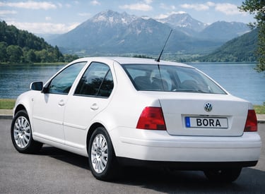 Volkswagen Bora traseira em paisagem com lago e montanhas, sedã usado confiável e valorizado