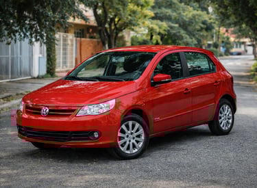 Gol G5 vermelho em ambiente urbano, conhecido pela durabilidade e manutenção simples