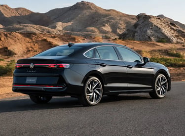 Volkswagen Passat Sedan 2026 em estrada desértica com visual esportivo.