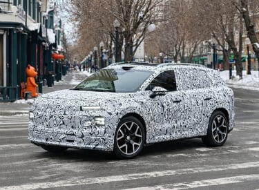 VW ID.Aura protótipo camuflado com LiDAR em rua com neve destacando SUV elétrico em testes