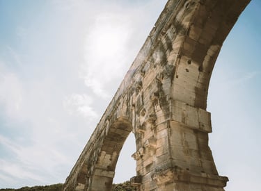 picture of a roman aqueduc