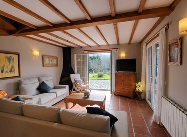 Salón con dos sofás, chimenea y televisión