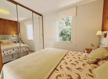quarto com armário e cabeceira de cama de madeira