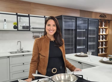 mulher sorrindo em uma cozinha planejada