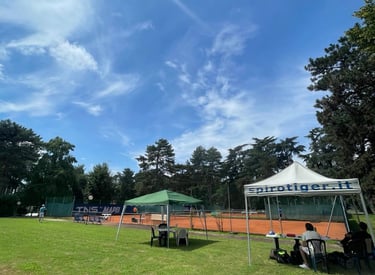 Uomo giocando a tennis, Campo da tennis in terra rossa presso il Centro Tennis Aeronautica, Milano.
