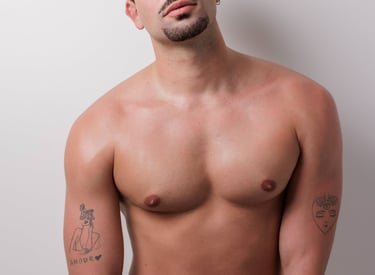 le torse d'un homme épilé via laser pour découvrir la liberté grâce à l'épilation définitive